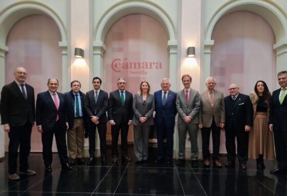 Consejera de Economía se reúne con empresarios en la Cámara