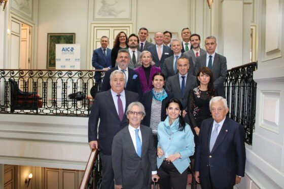 El embajador de Colombia en España expone a empresarios sevillanos las oportunidades de negocio