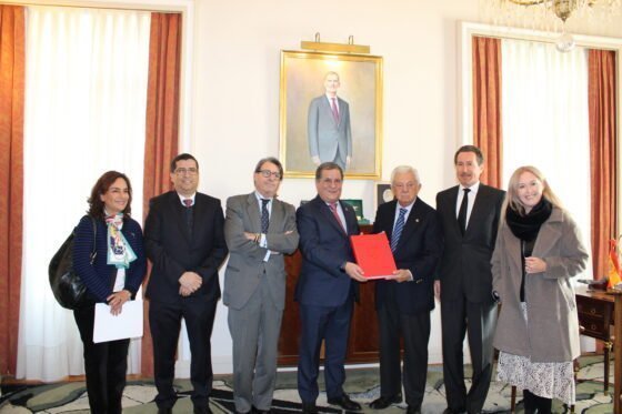 El embajador de Perú fomenta el intercambio de bienes comerciales con Sevilla