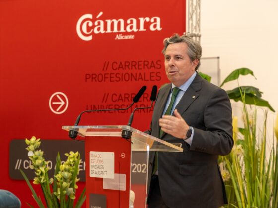 La Cámara de Alicante sigue el ejemplo de Sevilla y edita una guía de estudios para orientar a estudiantes