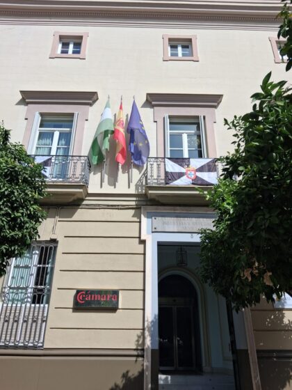 La Cámara de Sevilla coloca la bandera de Ceuta en su fachada en una nueva muestra de apoyo