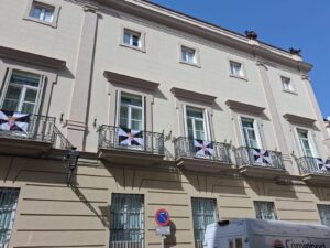 La Cámara de Sevilla coloca la bandera de Ceuta en su fachada en una nueva muestra de apoyo La Cámara de Sevilla coloca la bandera de Ceuta en su fachada en una nueva muestra de apoyo